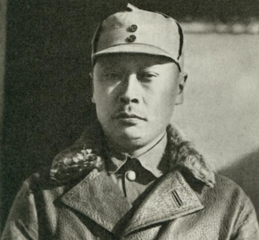 1938年，新四军司令陈世俊去买香烟，谁知在结账时，无意间看见了老板的手腕。
