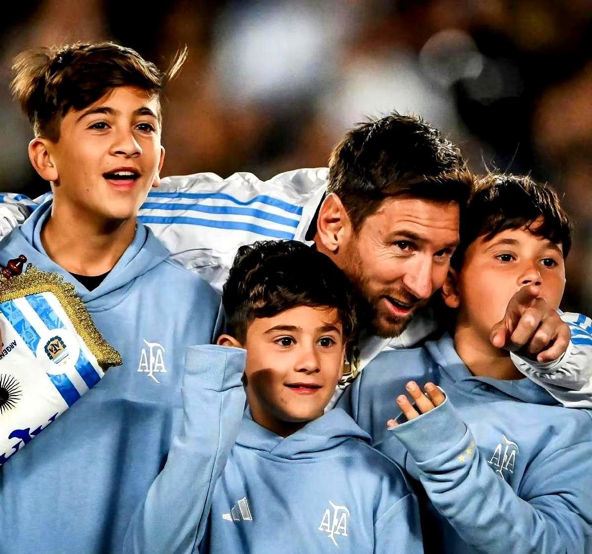 梅西不晒奖杯，晒的是娃把果汁泼他脸上那瞬间的笑。
他周三不接广告，接娃放学。
作