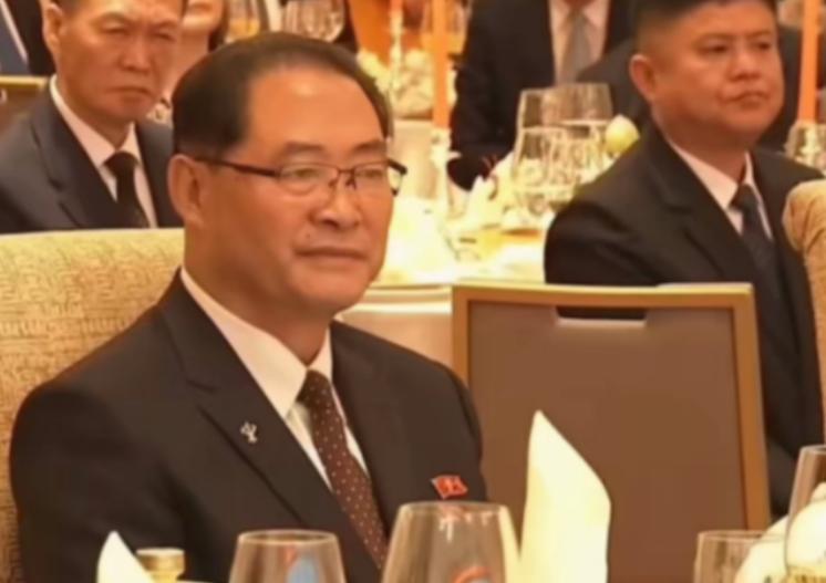 内部出大事了，中国招待晚宴上，朝鲜总理一行人神色严峻：家里刚抓了个少将，这边还得