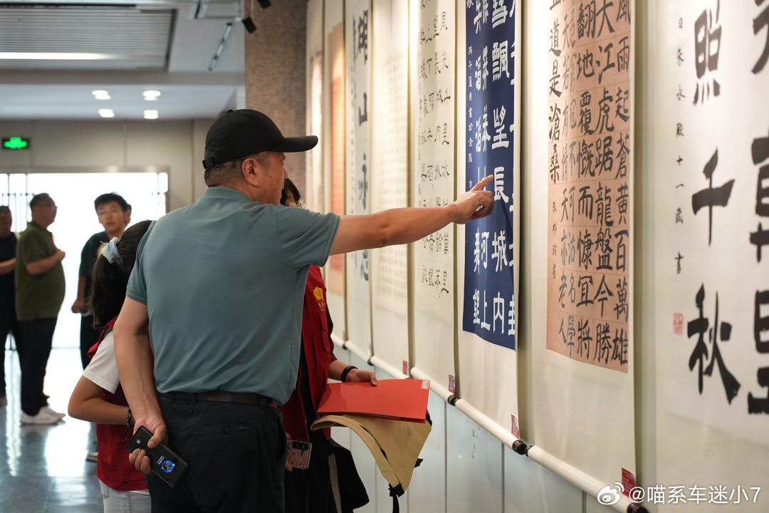 看到江苏这场青少年书法展还挺有感触的。孩子们拿起毛笔写字，而不是生硬听课，这种方