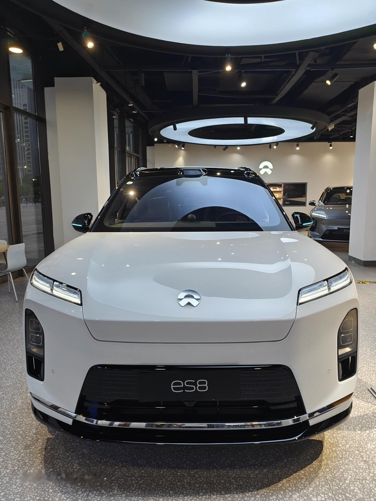 今天进店看了新款ES8，同时也试驾了一下。ES8 是 40万级大型纯电SUV，不