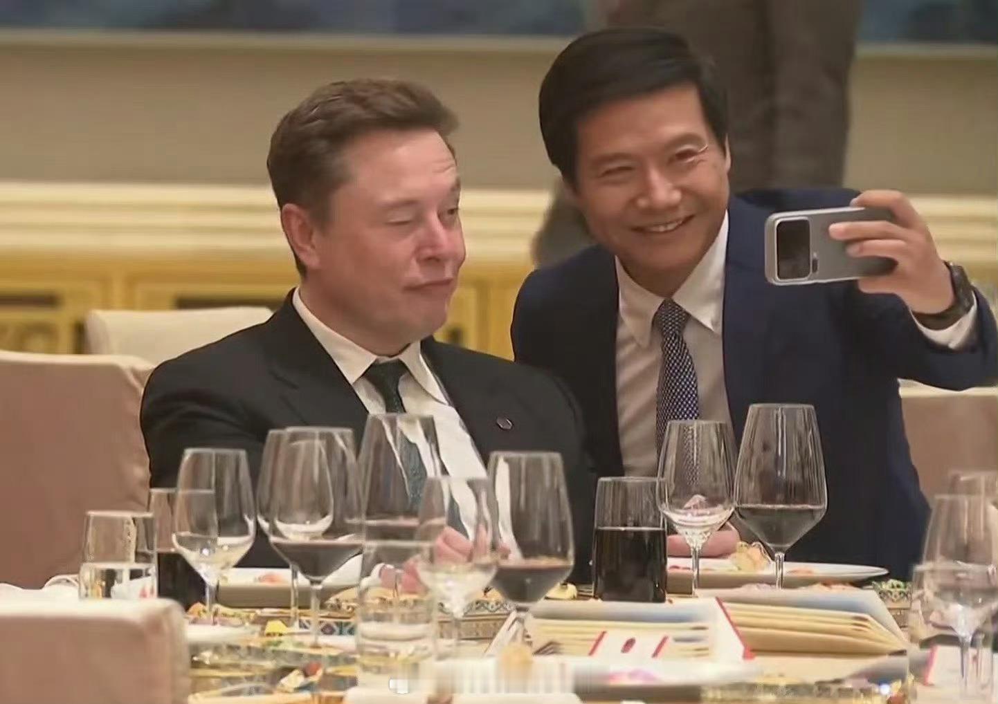 雷军马斯克合影 雷总，马斯克都做鬼脸了，你也至少比个耶吧