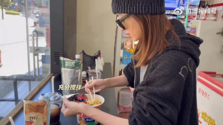 何瑞贤这次真成韩剧女主了何瑞贤韩国citywalk[求关注]在便利店吃早餐的样子