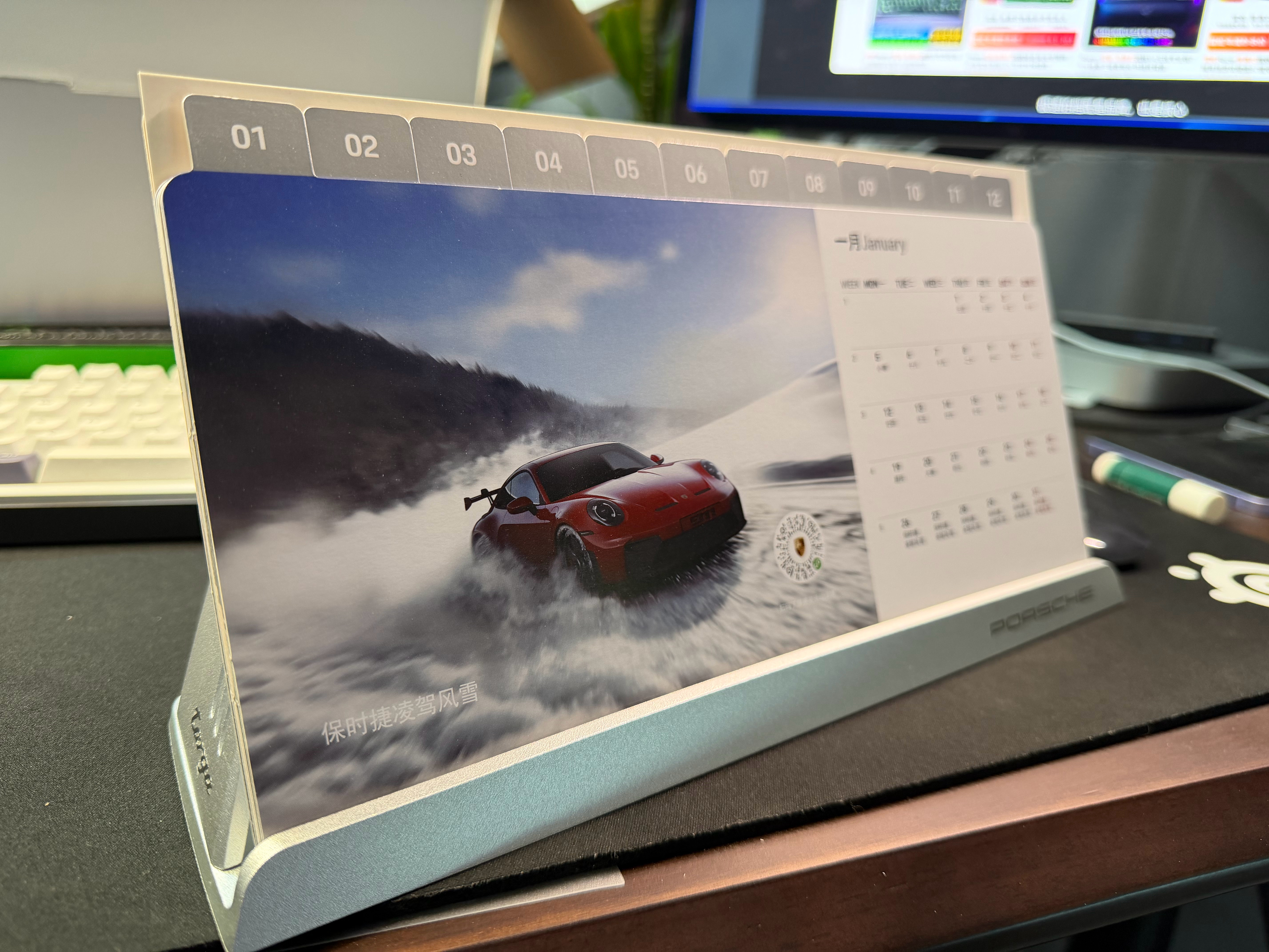 快到新年，给铁粉们抽个 26 年的保时捷 Targa 全铝支架日历，放在桌面帅爆