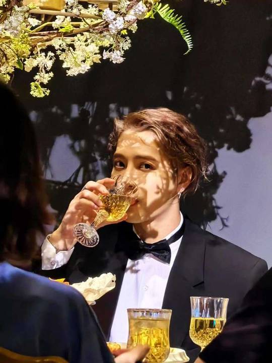 王嘉尔金发黑西装好帅的伴郎想嫁伴郎王嘉尔王嘉尔金发黑西装好帅的伴郎，谁懂新浪不重