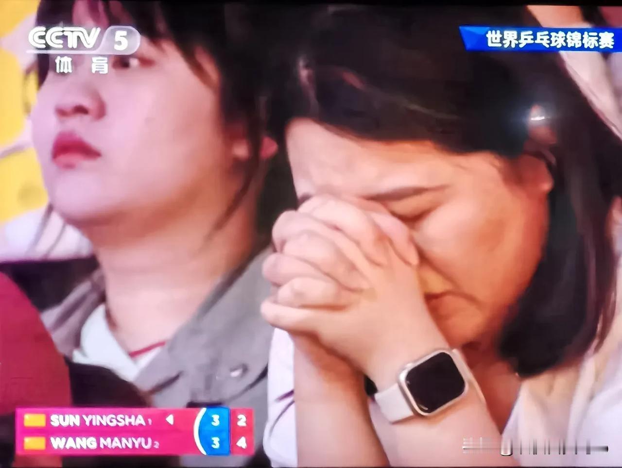 一个戴表一个戴眼镜，看个比赛搞这么累，至于吗？
莎曼大战第七局莎莎2：4落后时，