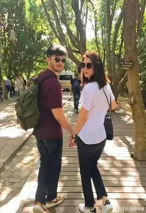 张智霖袁咏仪是懂藏拙的，平时发自拍就像 60 岁，上了综艺马上像30岁了！ ​​