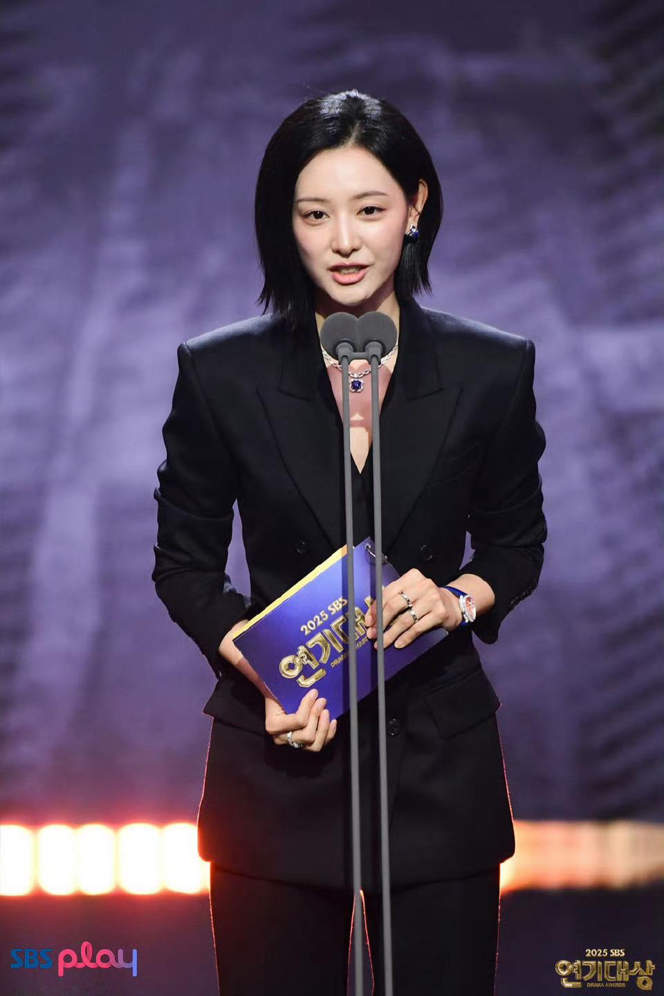 昨日出席2025 SBS演技大赏的金智媛，为新剧《Doctor X》角色剪了短发