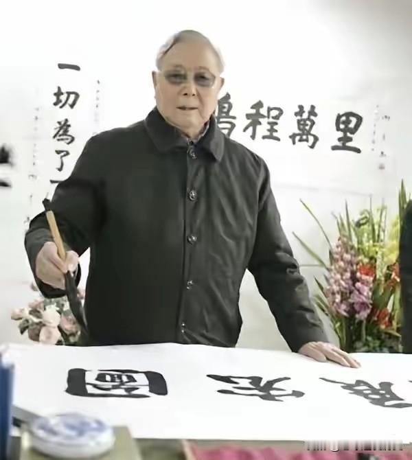 2012年12月，定格下开国少将向守志将军挥毫泼墨的珍贵时刻。画面中，老人身着素