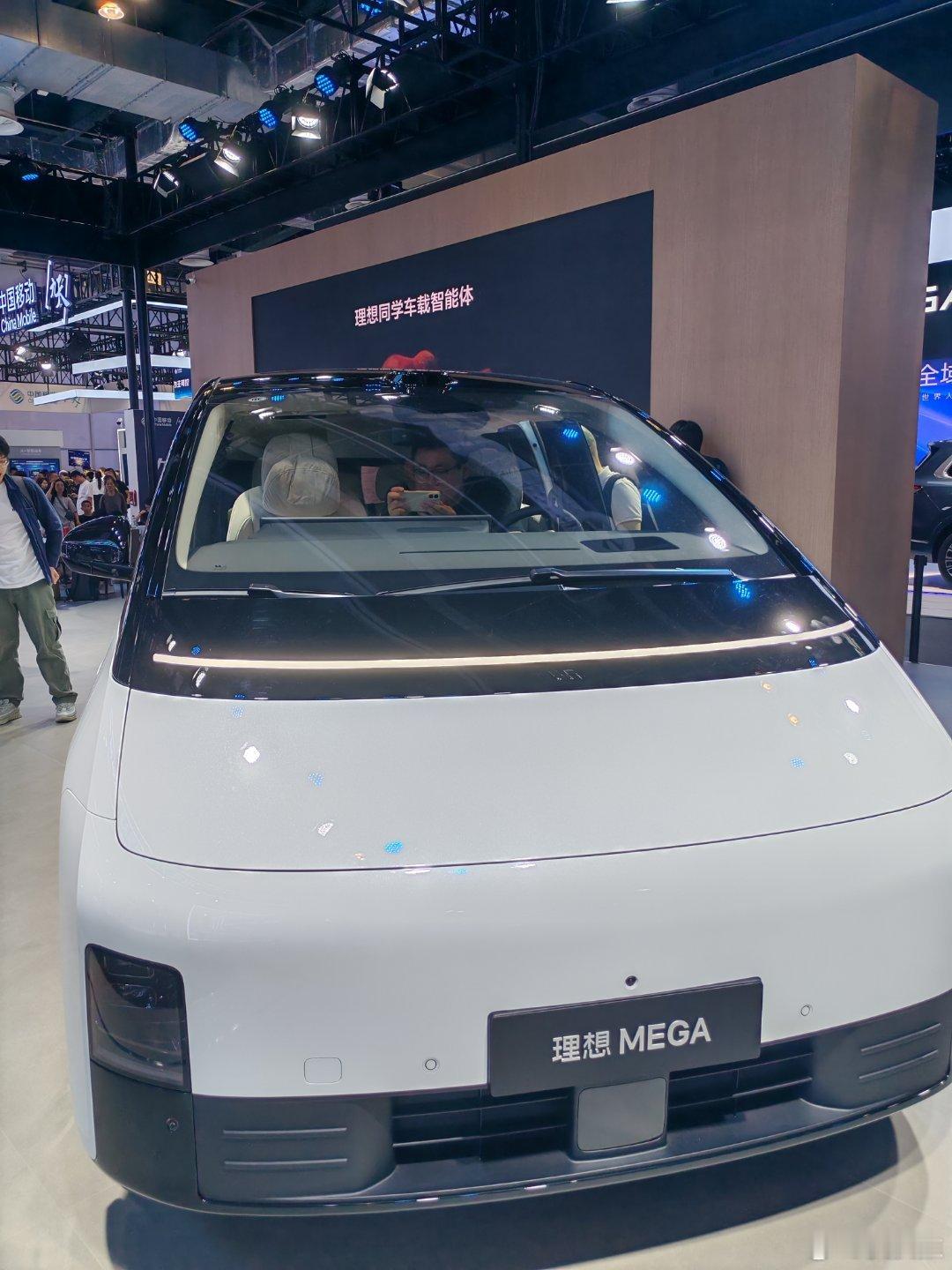 在WAIC2025 世界人工智能大会现场，看到了理想MEGA，这标志性的子弹头设