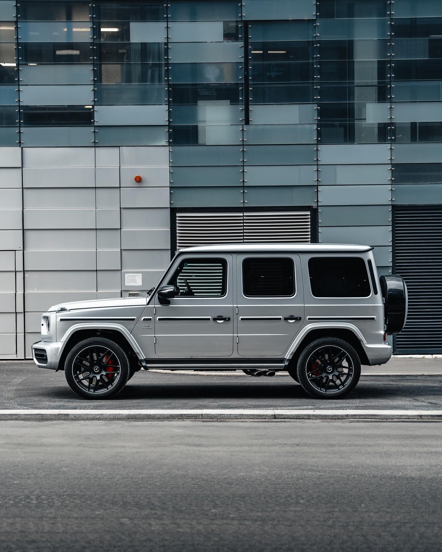 买奔我最推荐银色，而且不要哑光，就这种亮光的。 