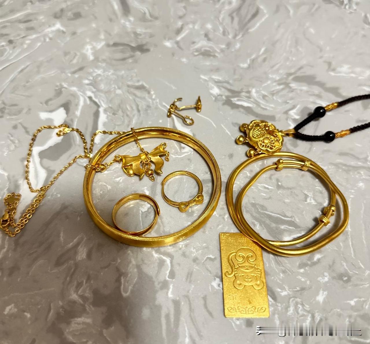 其实金价跌了对我们这种普通人算是一个好消息，不是因为能买得起黄金了，而是金价猛涨