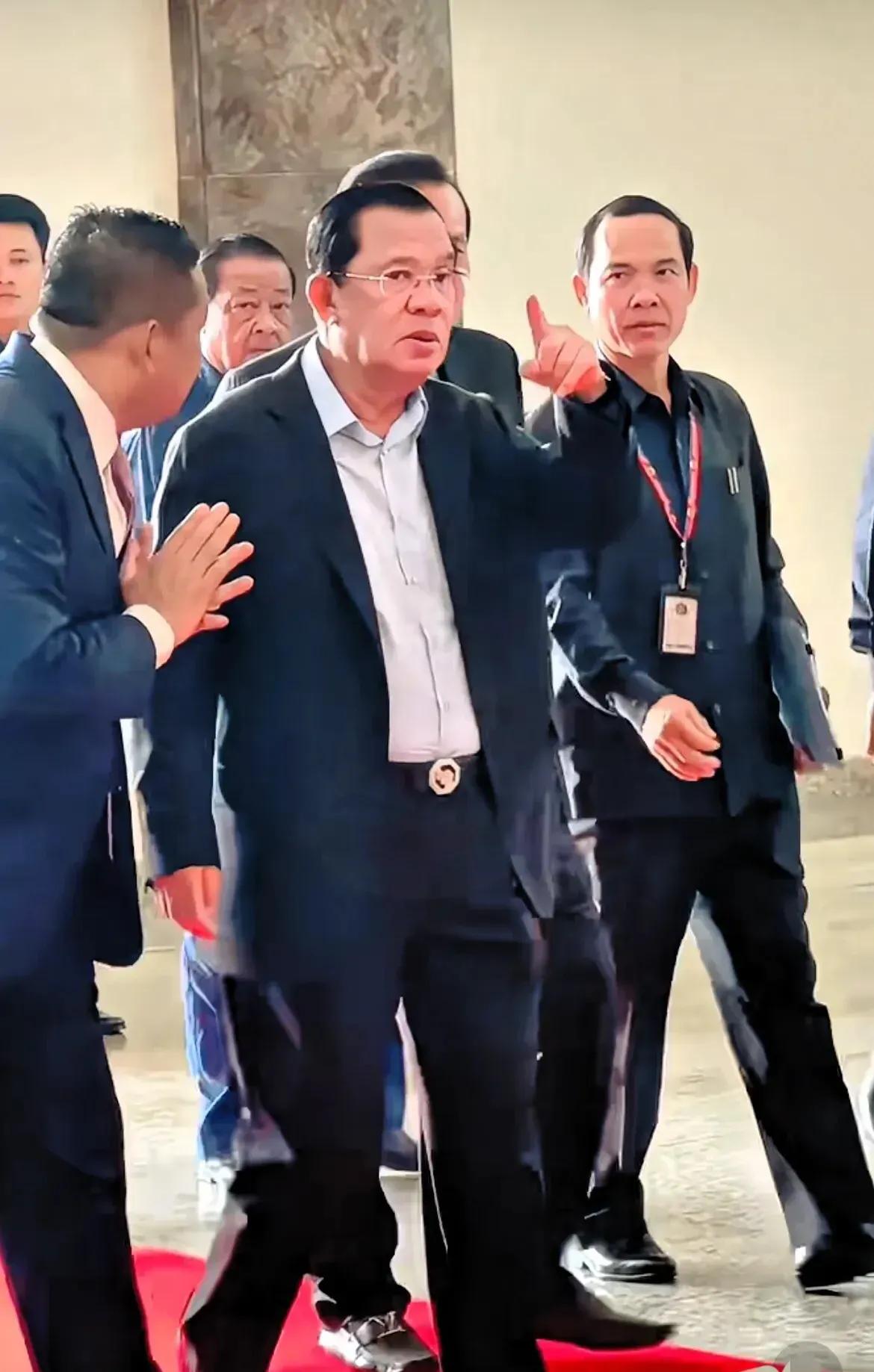 快讯！快讯！
柬埔寨外交部近日发布声明，重申该国坚持独立、和平、中立的立场，并宣
