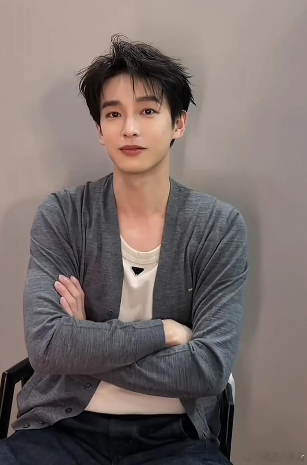 彭昱畅今天又动了哪里，现在好像黄子弘凡啊