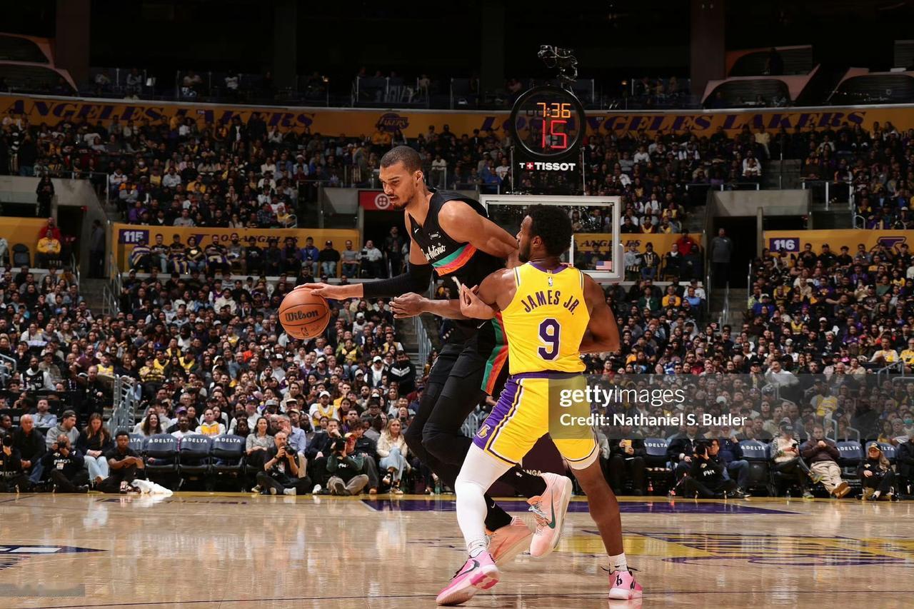 这场比赛真把雷迪克试出来了，脑袋里是真没什么货。
这样防文班，羞辱谁呢？