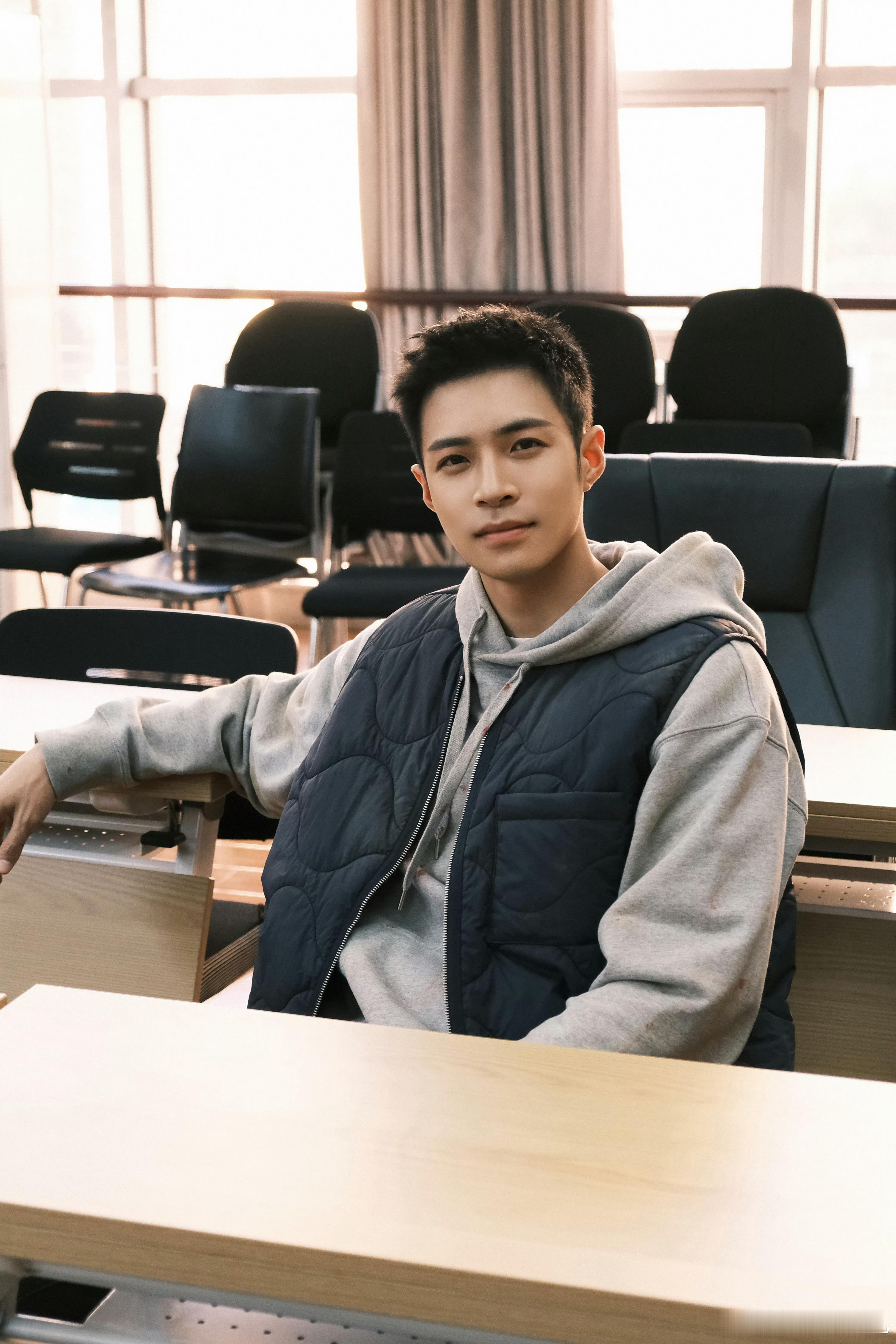 剥茧里这个小苏我看着总觉得眼熟，想了半天原来有几分像郑国霖啊！！！这古装造型更像