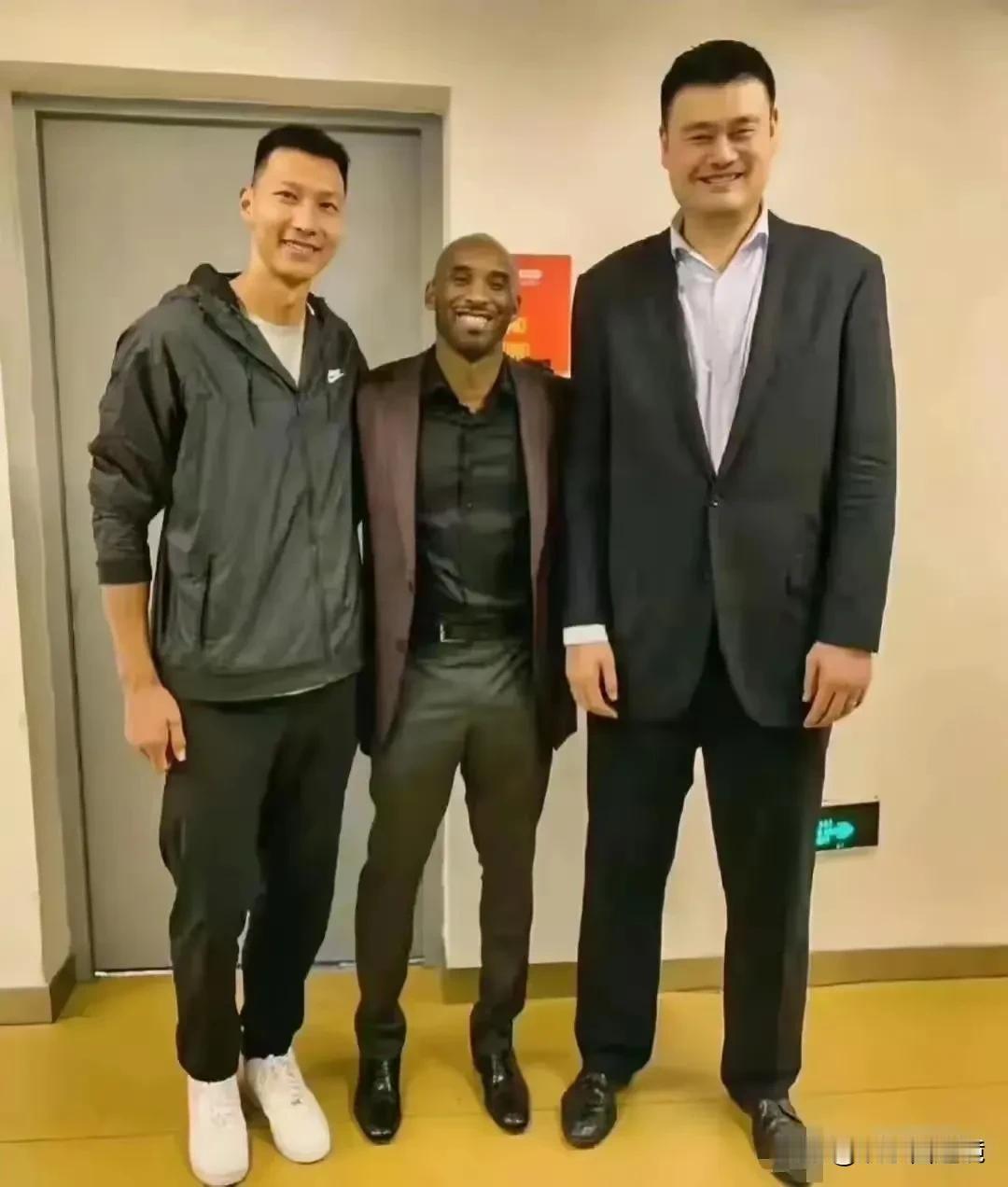 原来科比这么矮呀，他站在中国两个巨人中间，显得十分矮小，但是矮个子有大能量，他在