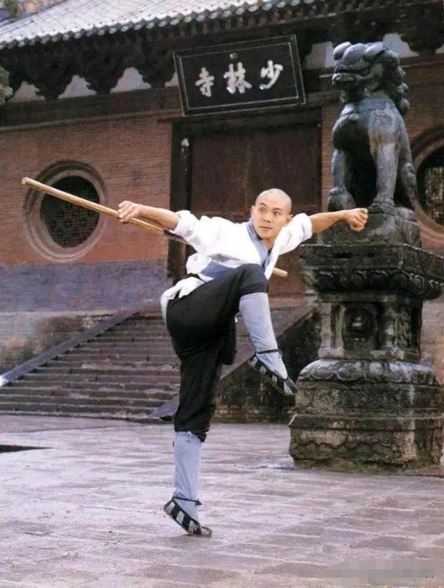 李连杰释永信这对师兄弟，他们一个让少林寺武功发扬光大，一个让少林寺蒙耻。当年因为