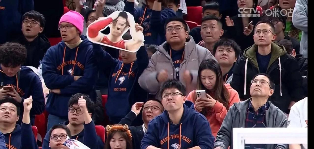 深蓝公司对内蒙古女篮做出处罚，原因是球迷拉横幅伤害到了四川女篮，之前上海球迷拿张