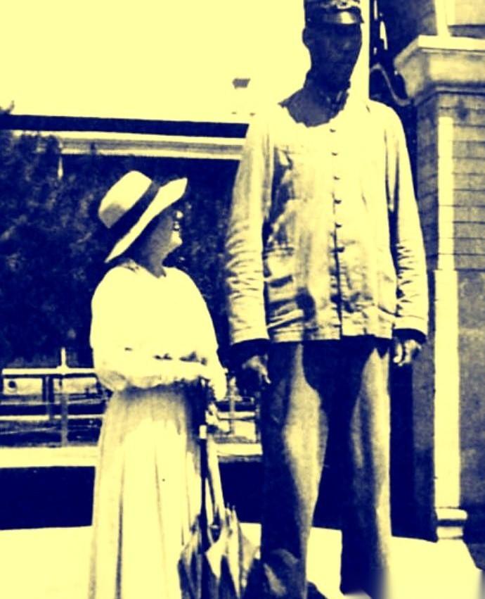 翻开1953年上海滩的老旧档案，青帮头子黄金荣的死，连个像样的版面都没混上。这个