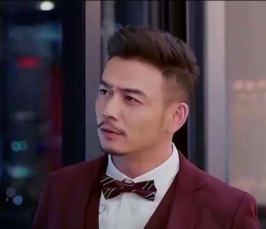 曾被央视点名、传绯闻刘涛，杨烁如今判若两人！
 
     凭借《欢乐颂》小包总