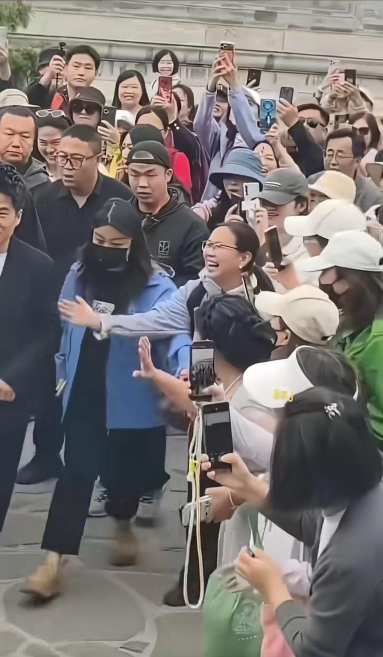 丈母娘们啥都好，就有一点，得改。
宇辉出外景，人围得里三层外三层的，都想看看真宇
