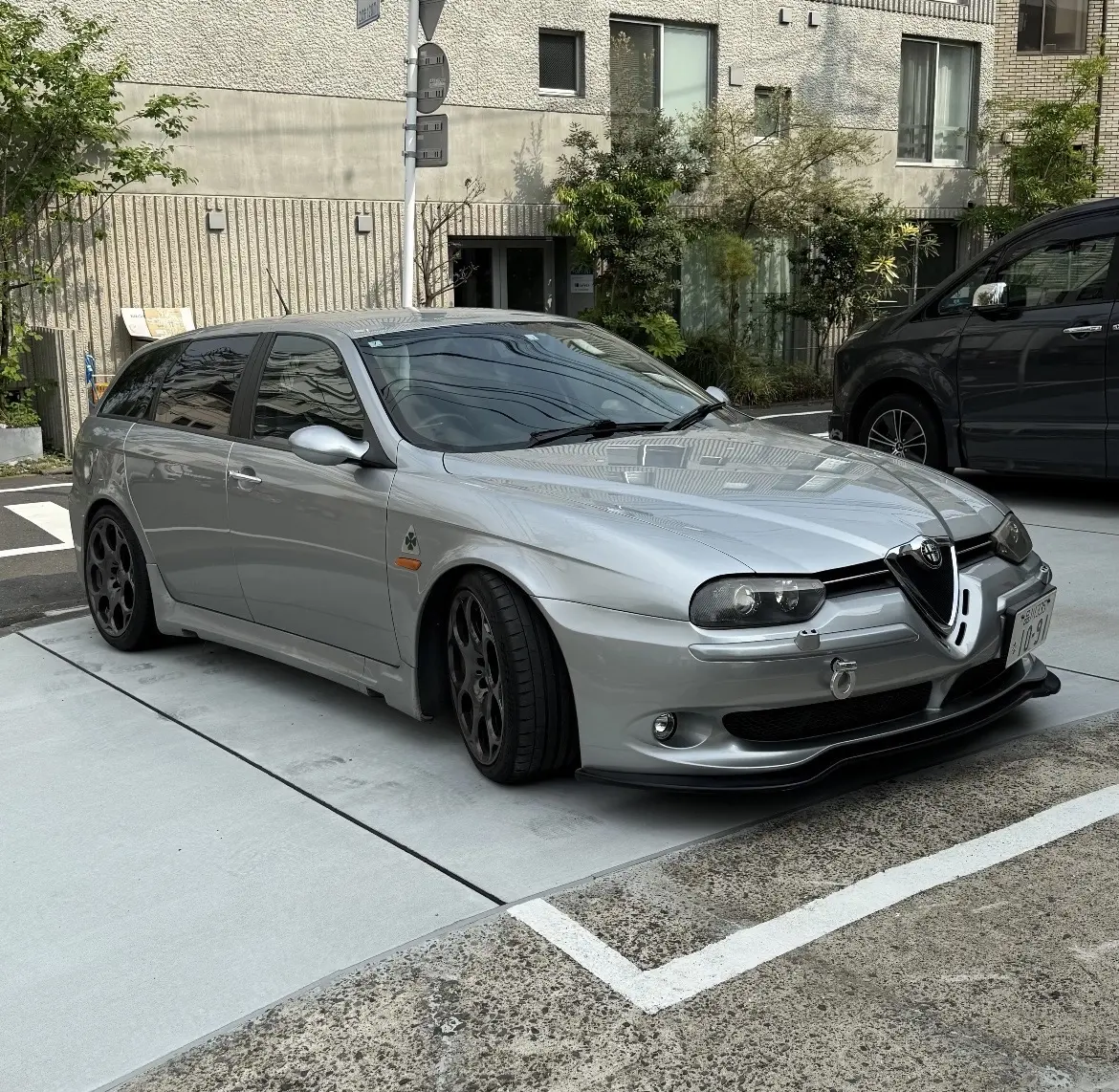 女生：一辆破杂牌车！🚗。