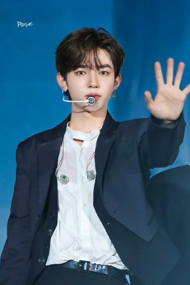 章昊AND2BLE唯一c位章昊章昊官C唯一门面主唱主舞ace  人气断层的六代神