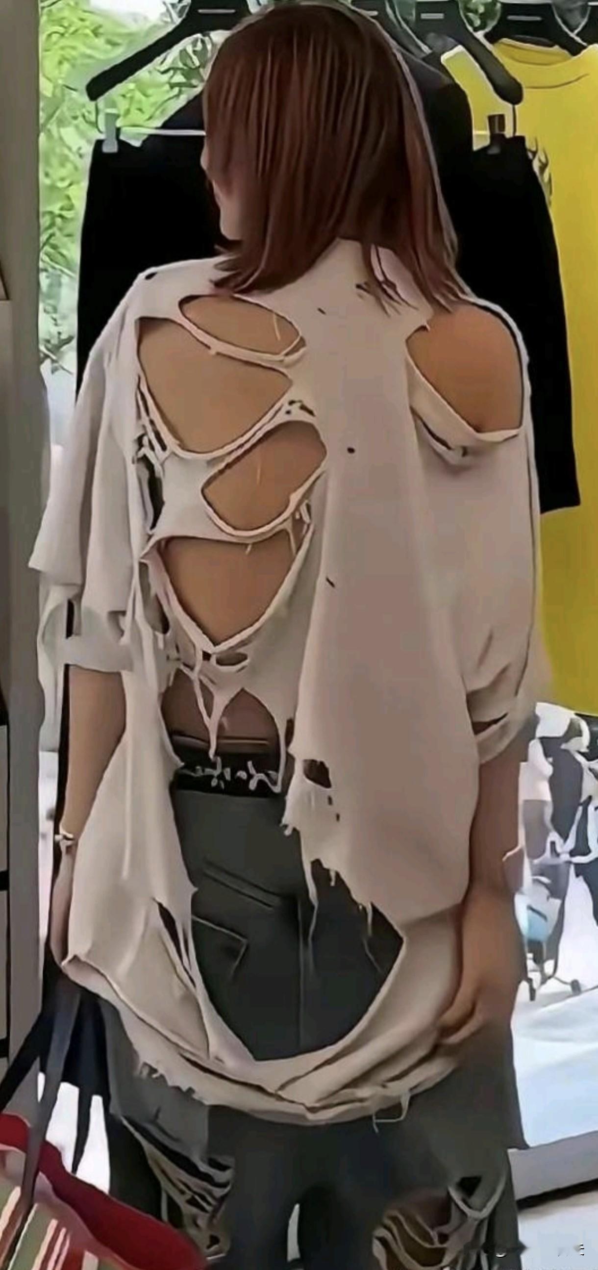 当代人审美观各异，消费观也大相径庭，有人追求古典庄重，典雅独特。爱穿旗袍有女性修