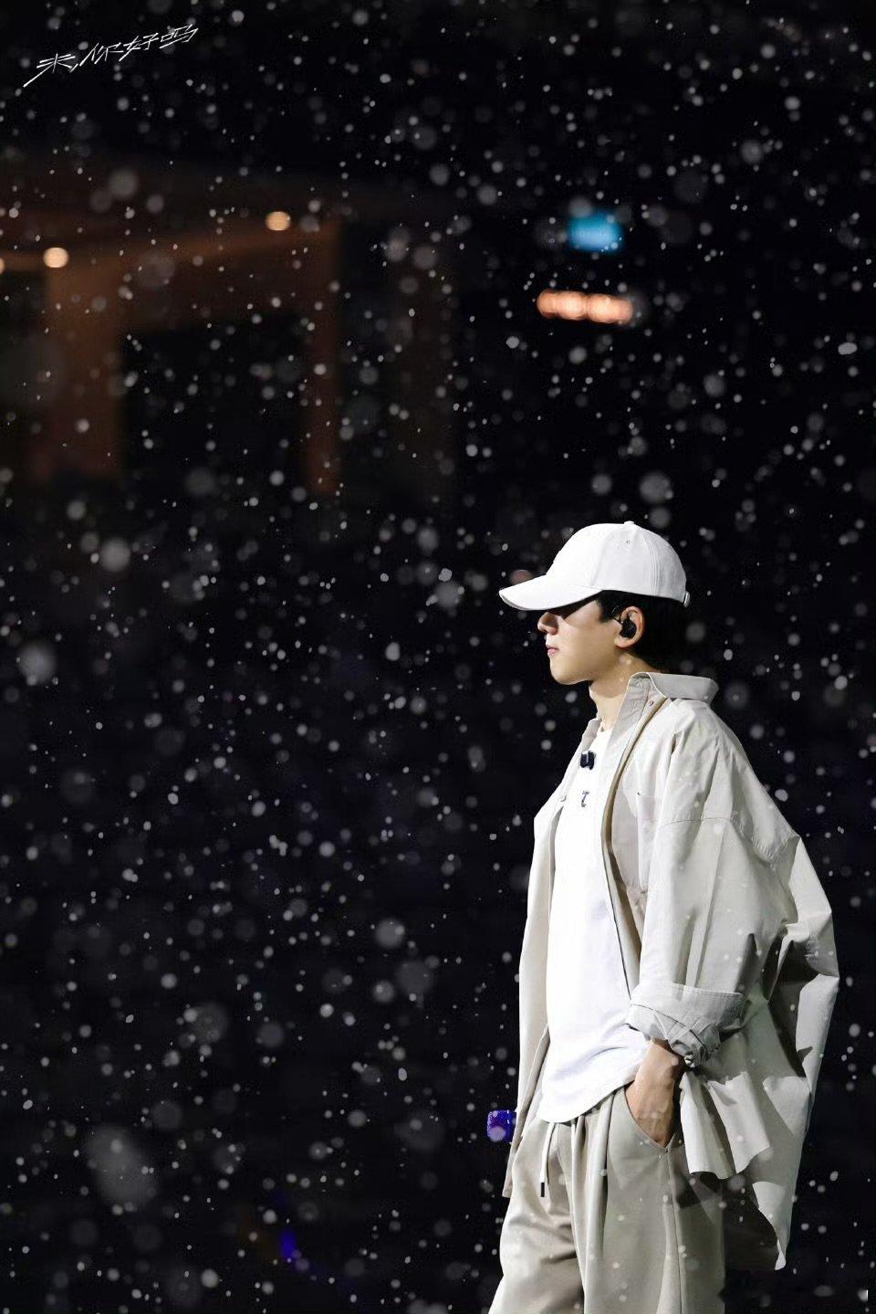 张杰跨年准备了初雪 救命，张杰跨年居然准备了初雪，搭配舞台真的太有感觉了！ 