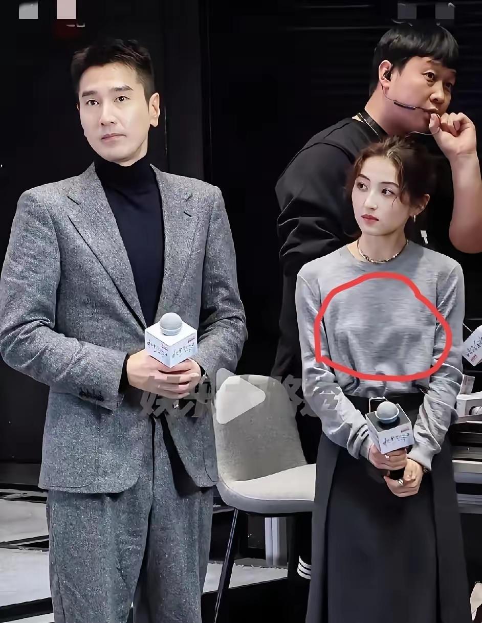 张子枫穿件灰色毛衣，怎么就炸出这么多“道德判官”？
 
热搜刷到的时候我愣了下，