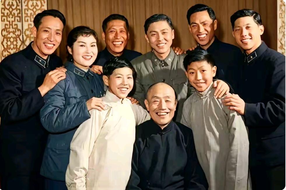 这照片是常氏相声世家的珍贵合影

我认出了坐在C位的常氏相声创始人常连安，后排左