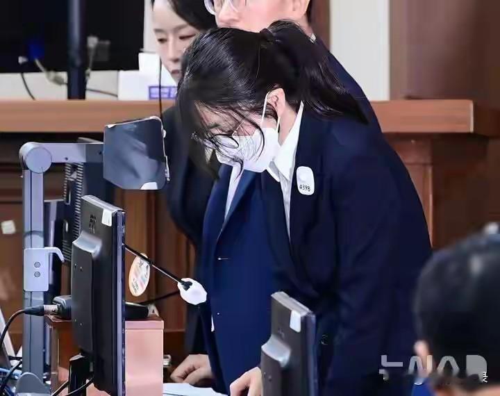 金建希面目全非！涉“卖官鬻爵”案被求刑7年半
5月16号，韩联社报道，韩国“金建