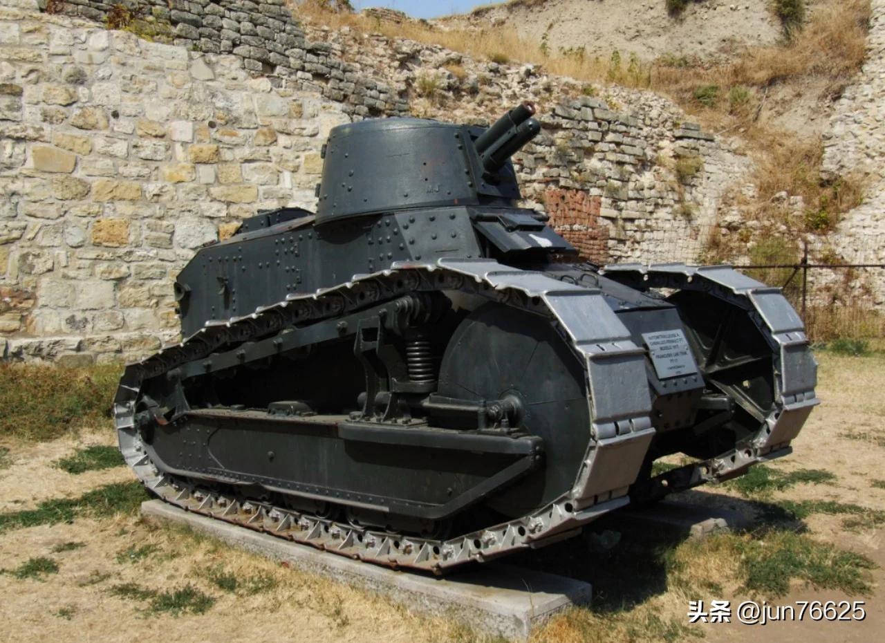 难得一见的“雷诺”坦克
在世纪之初的那场阿富汗战争中，赫然出现了一辆一战时期出现