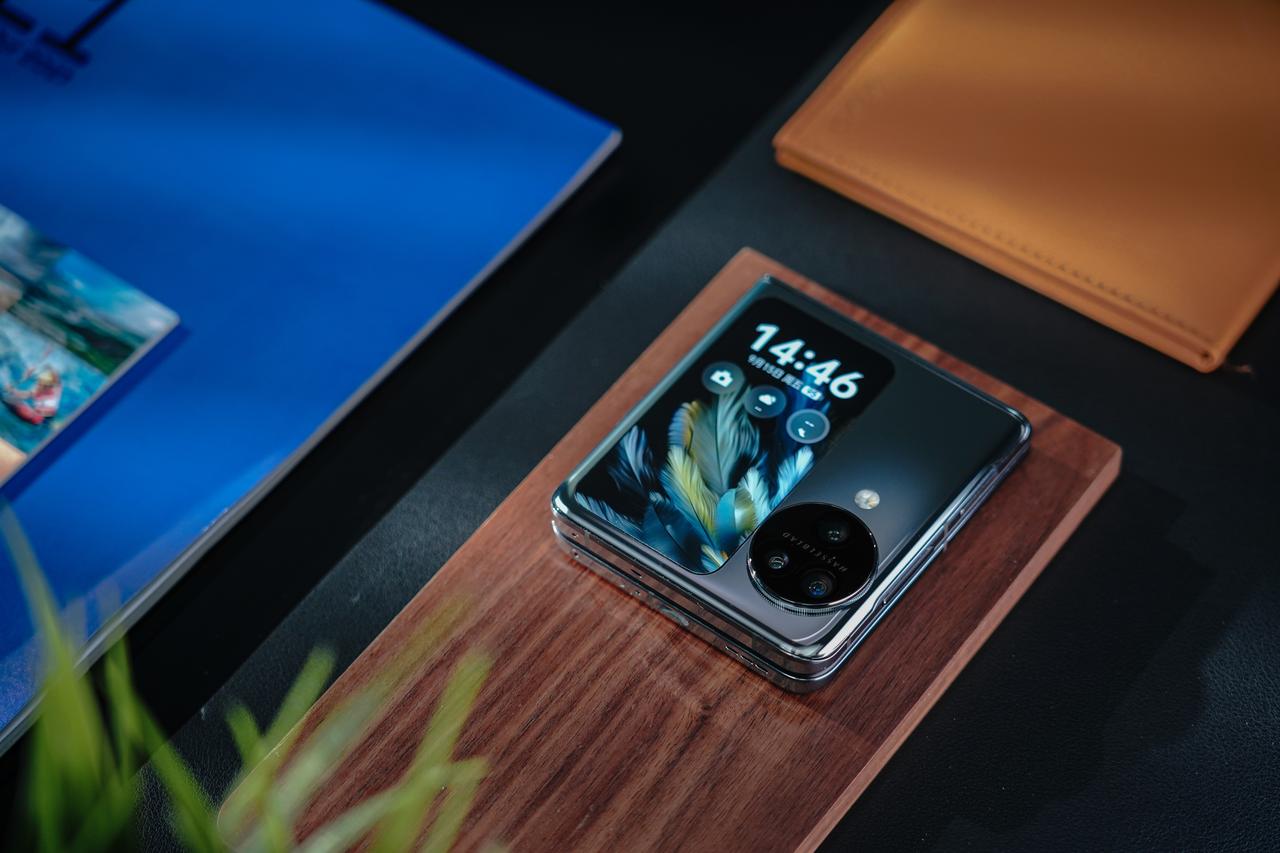 来一组OPPO Find N3 Flip 的图赏，手上这款颜色是镜中之夜，深色液