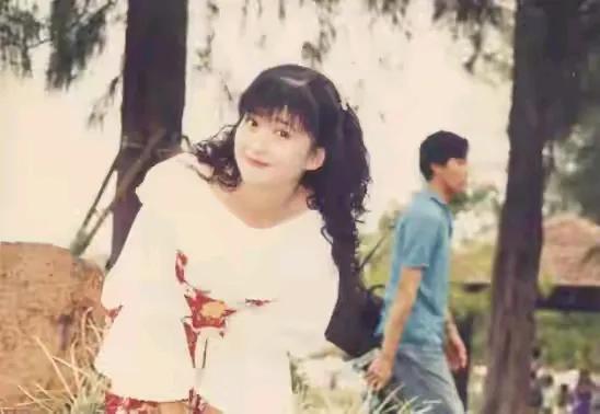90年代的女星真是充满着真善美，孟庭苇一张清纯美照，当年的她是多少宅男的女神啊！