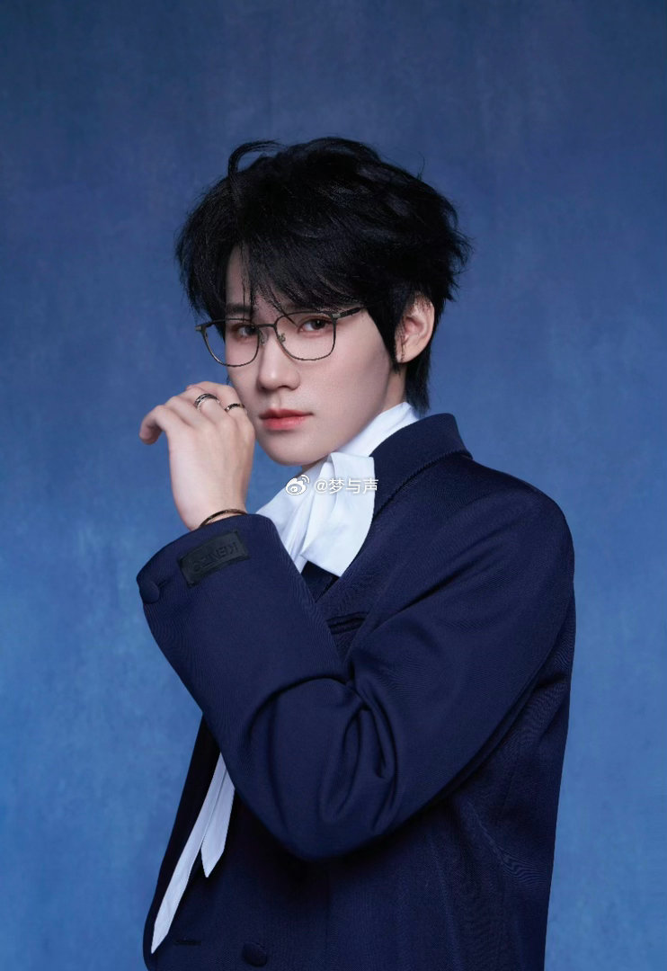 张真源出发录奔跑吧14  从上一季的惊喜到这一季的期待，张真源用实力把“忙内”两