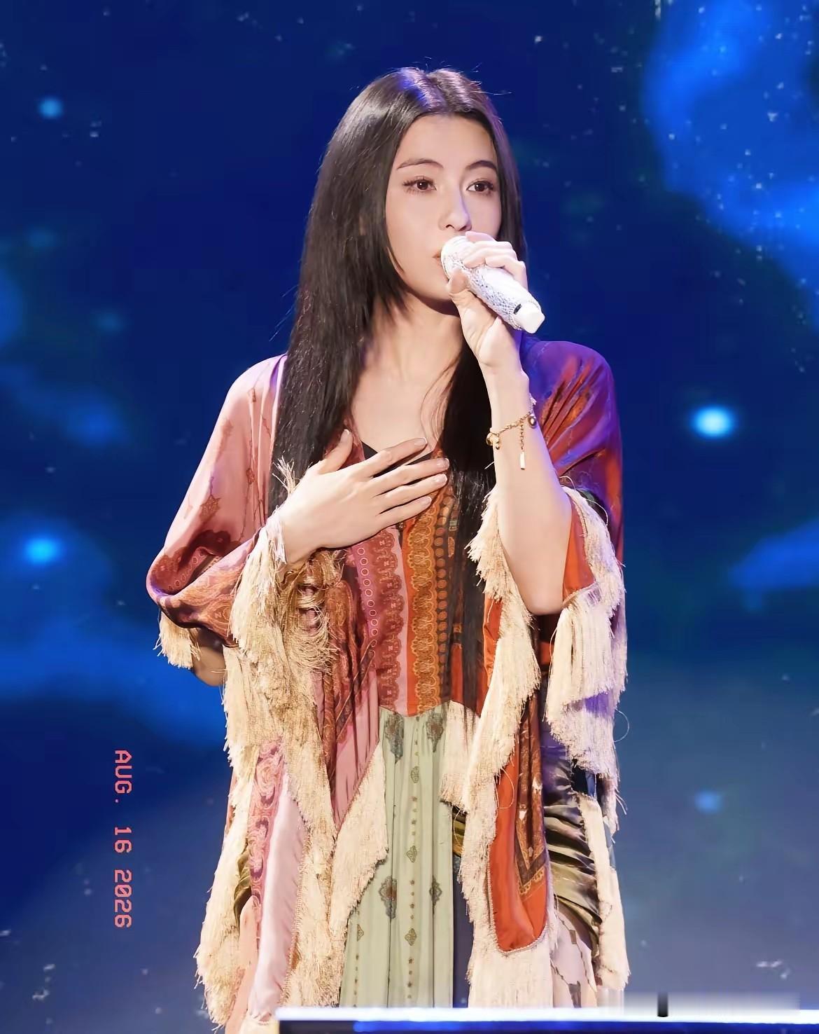哇塞，谁懂啊！
昨天，张柏芝青岛演唱会舞台的图片，瞬间惊艳了我的眼！

她这是吃