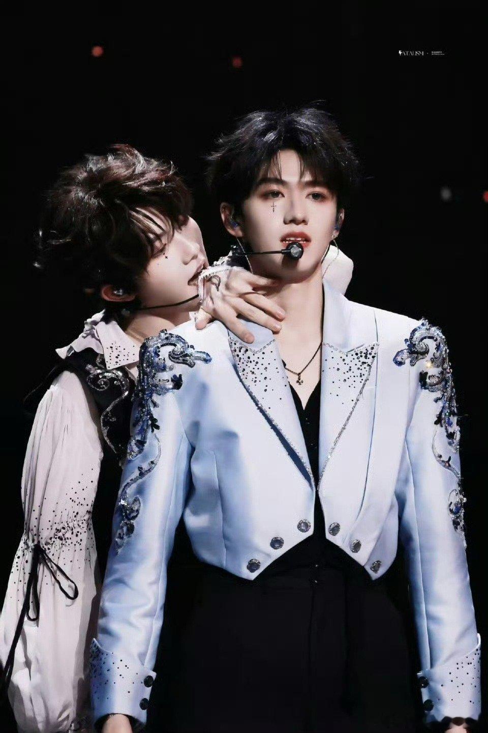 朱志鑫苏新皓blow练习室花絮 刷到blow练习室花絮我直接循环播放，两个人跳舞