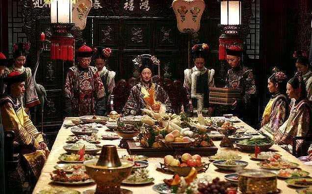 慈禧太后，作为清朝晚期的实际统治者，以其奢靡的生活方式和极端的奢华享受，成为中国