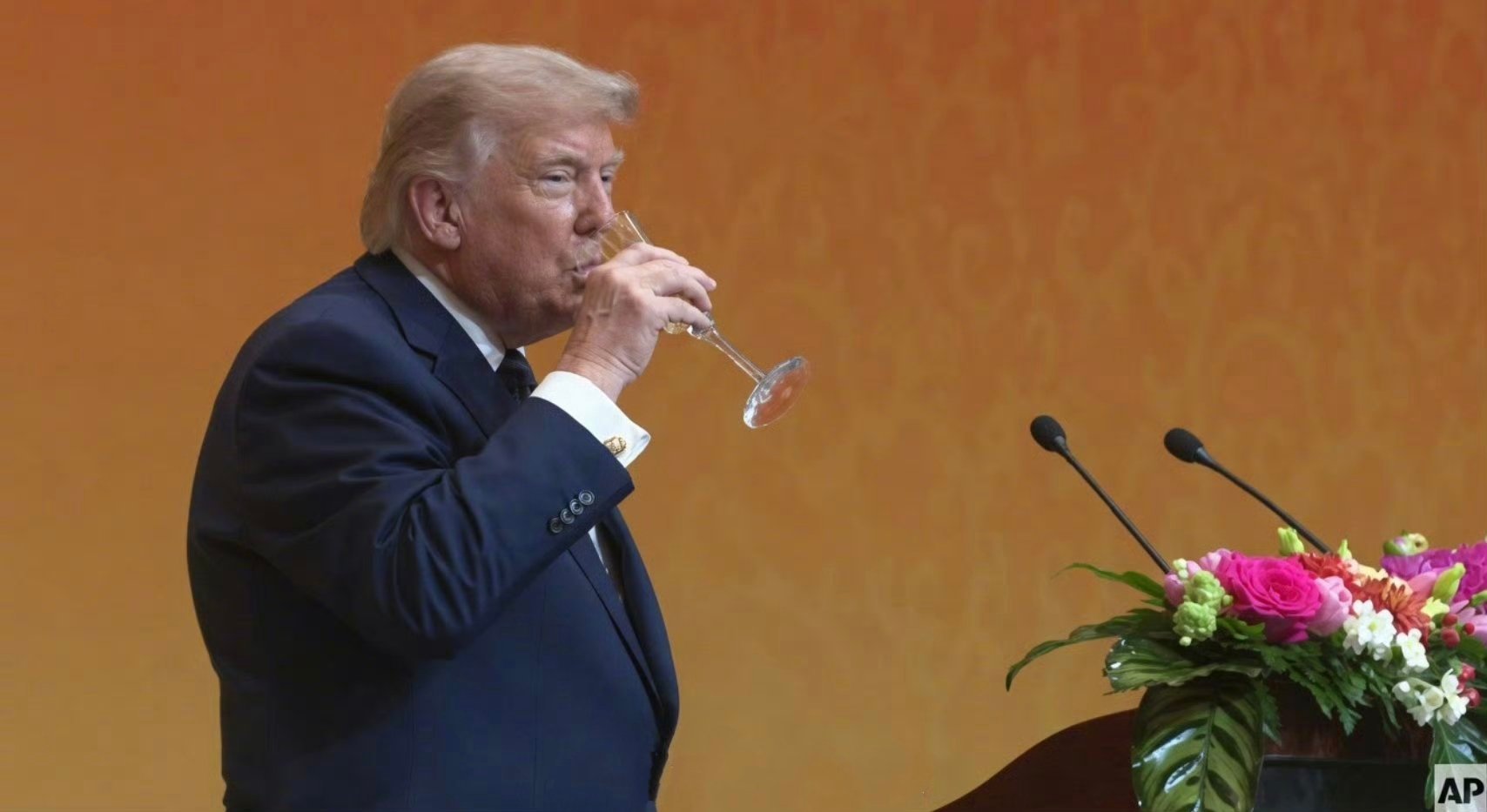 特朗普从来不喝酒，但今晚他在国宴上还是举起酒杯抿了一口，以示尊重。特朗普访华欢迎