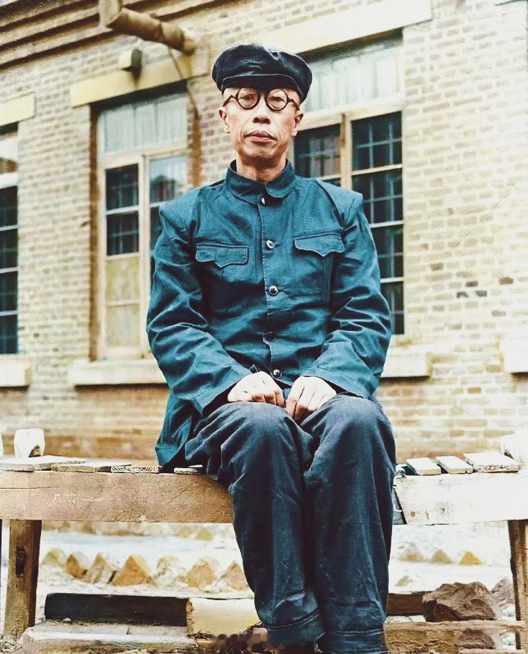 1957年，在抚顺改造的“末代皇帝”溥仪。由于过去生活习惯的缘故，他与周围人总有