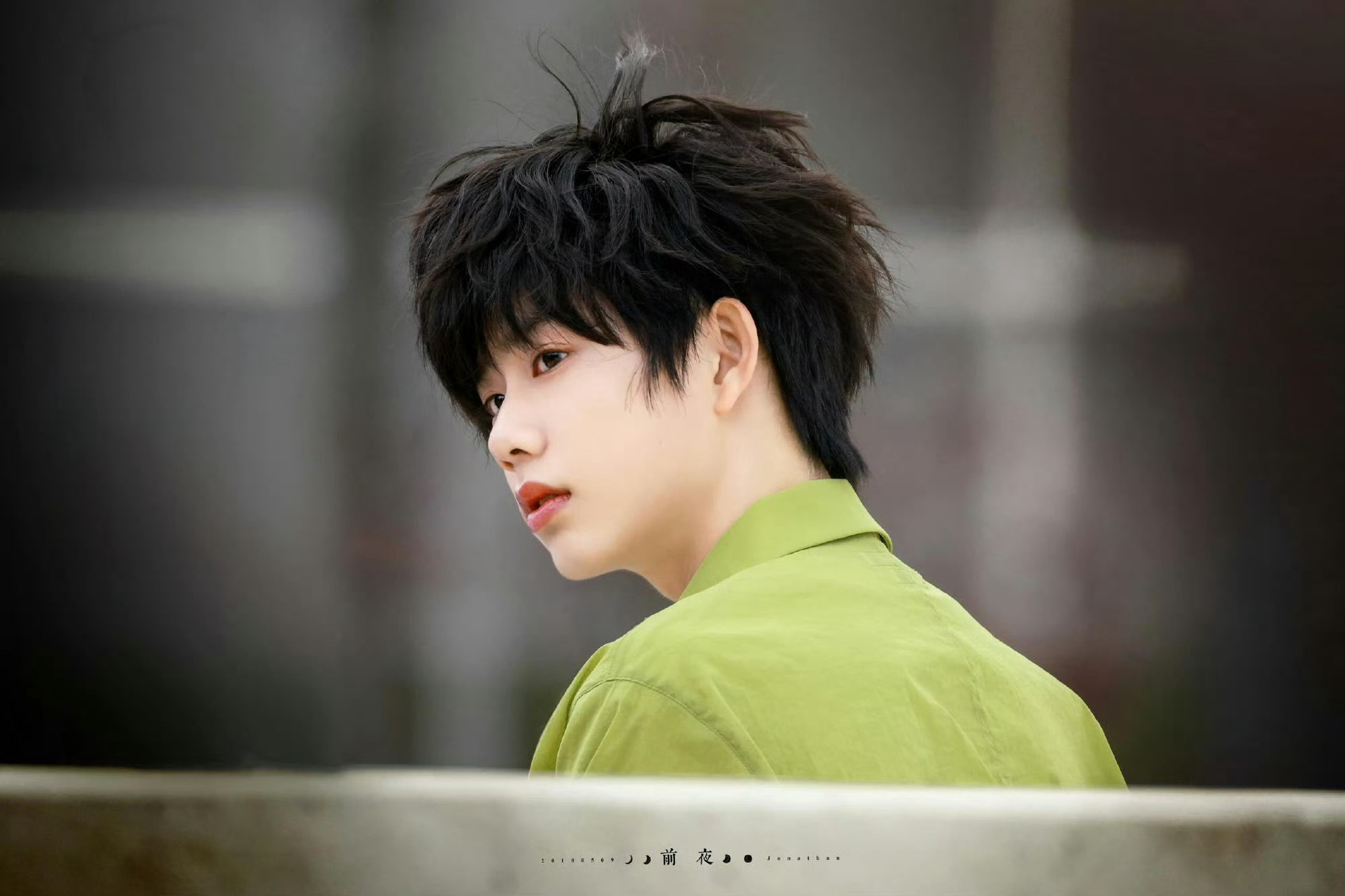 陈奕恒《我们的少年时代2》新路透，一身牛油果绿衬衫搭配浅蓝牛仔裤，活力又干净，谁