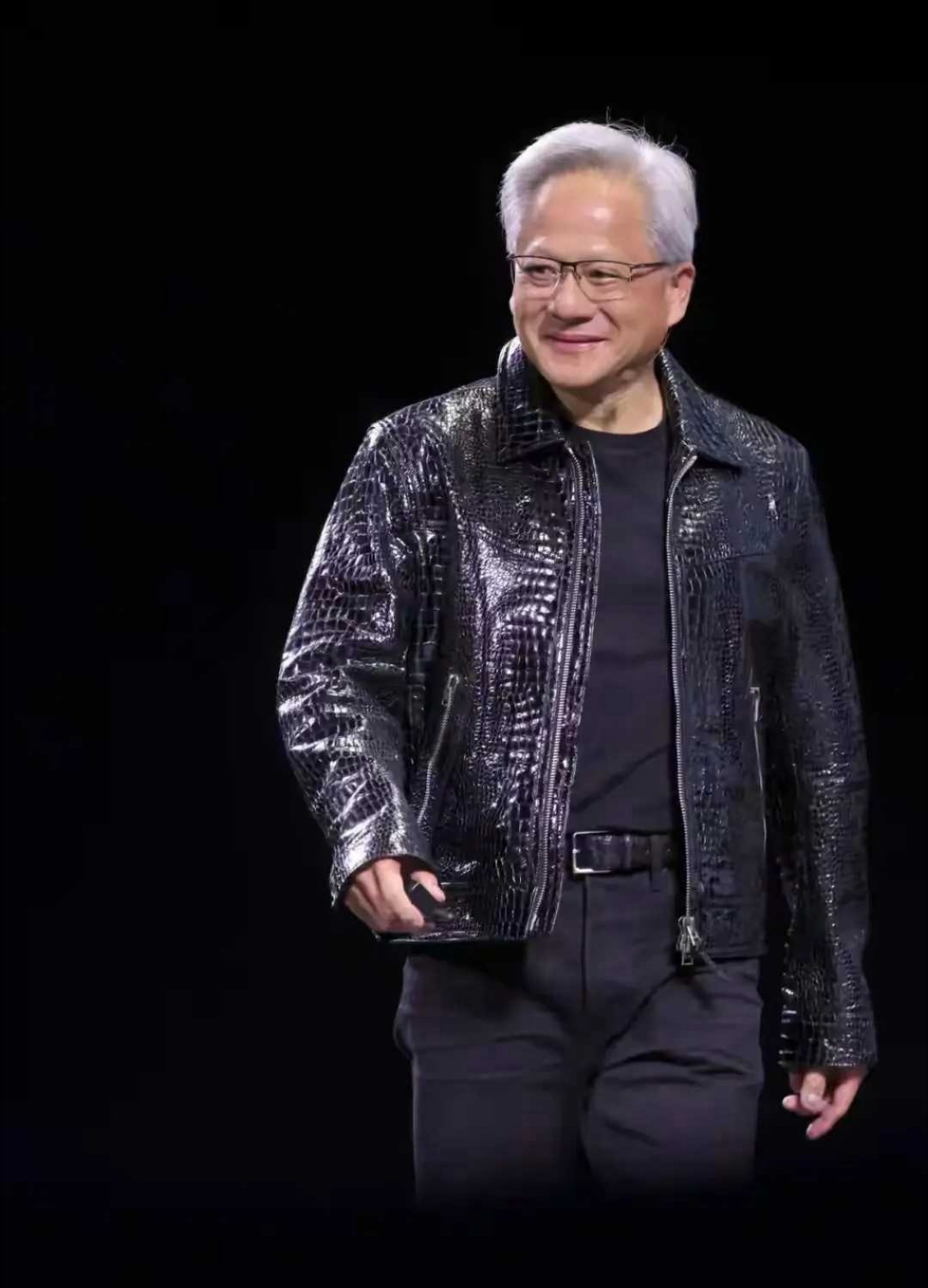 黄仁勋给天底下的女人提了个醒嫁人可以嫁有钱的，也可以嫁长得好看的，但一定要嫁一个