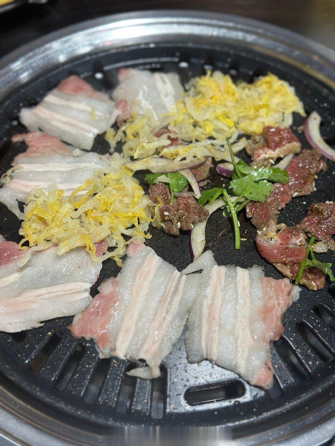 谁懂啊广东三十多度的天气在室外吃烤肉我感觉我自己都要熟了[泪] ​​​