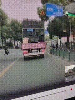 人到了一定岁数，难道就真的什么都无所顾忌了吗？
这是一段交通安全警示教育视频，上
