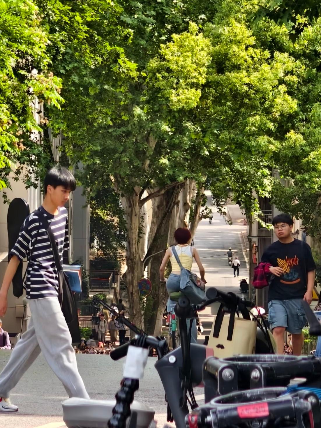拍下了文淇明媚生命力的瞬间文淇这组路透真的太有感染力了！自带蓬勃又干净的生命力，