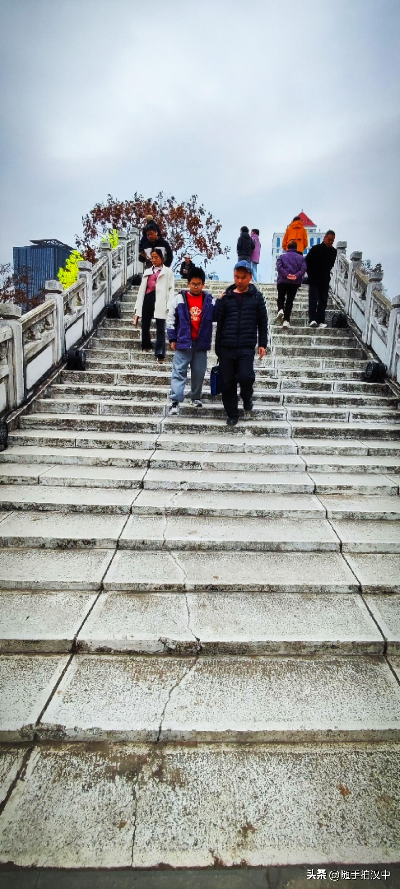 春日生活打卡季莲花池公园里有一座拱桥，刚好形成闭环，环湖一圈。从喧闹街头到林荫小