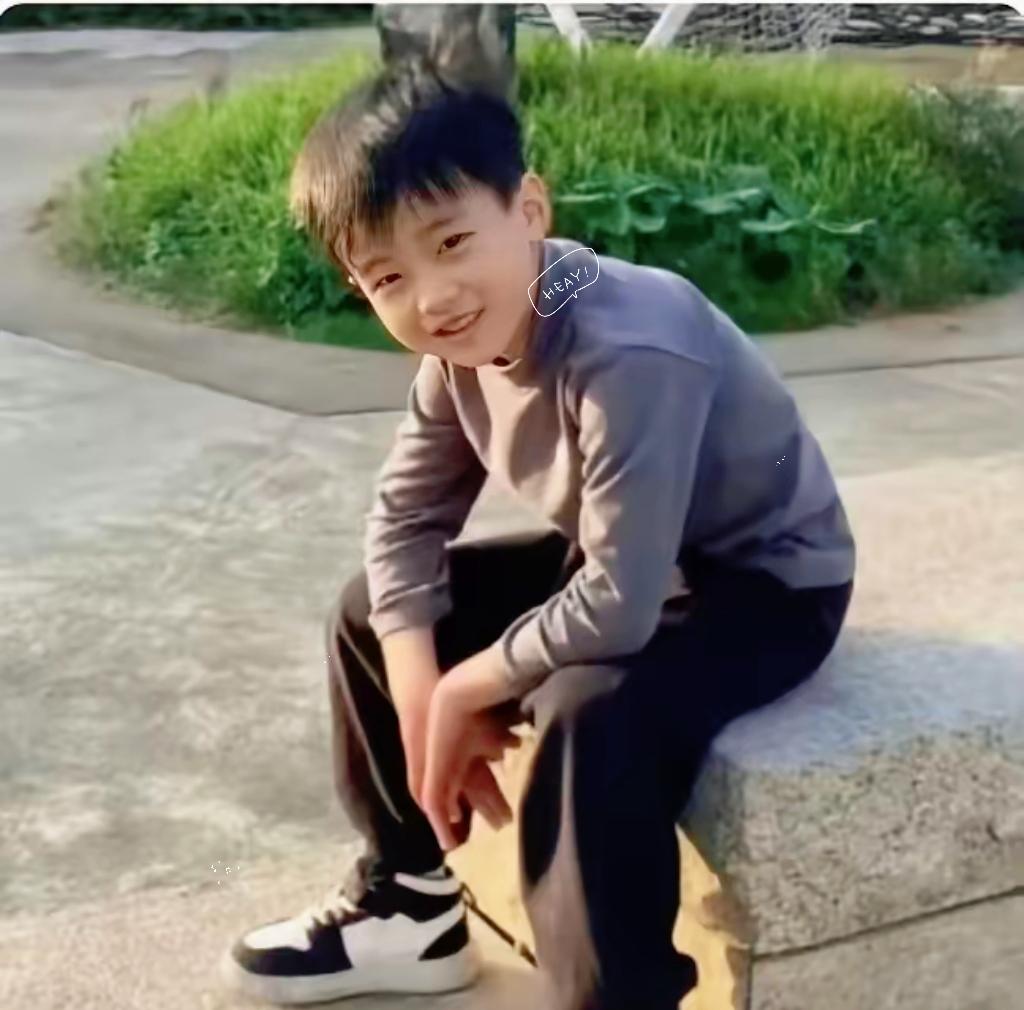 看哭了，广西柳州一小男孩，爸爸在服刑，妈妈改嫁了，和大伯娘一起生活。谁曾想，这天