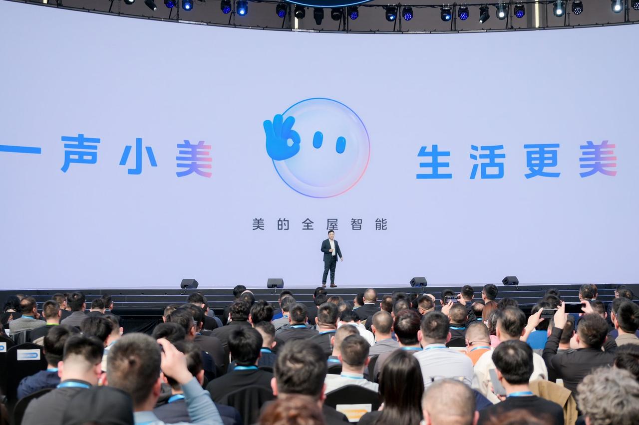 以前总觉得智能家居是伪概念，各种设备各管各的，还得背口令。但美的这次推出的Mev